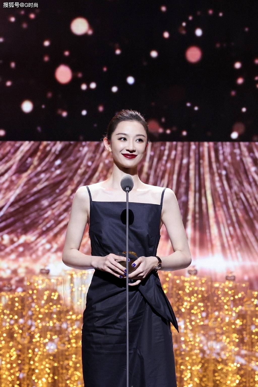 孙佳雨身穿黑色一字领礼服,简约优雅气质满分