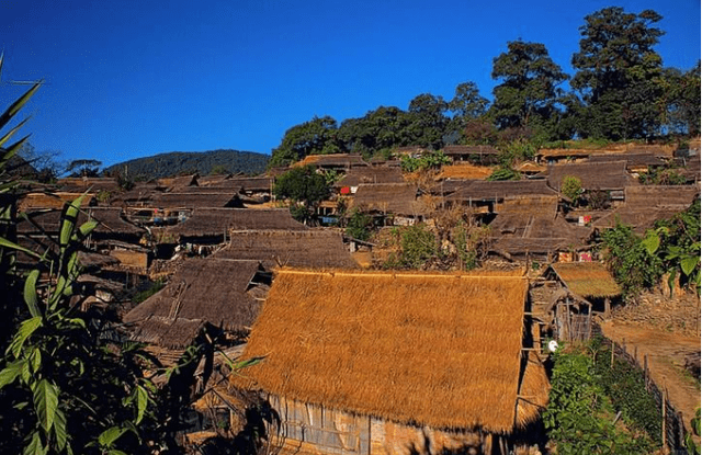 云南的原始村落犹如世外桃源，房子用茅草建成，如今人口不足600