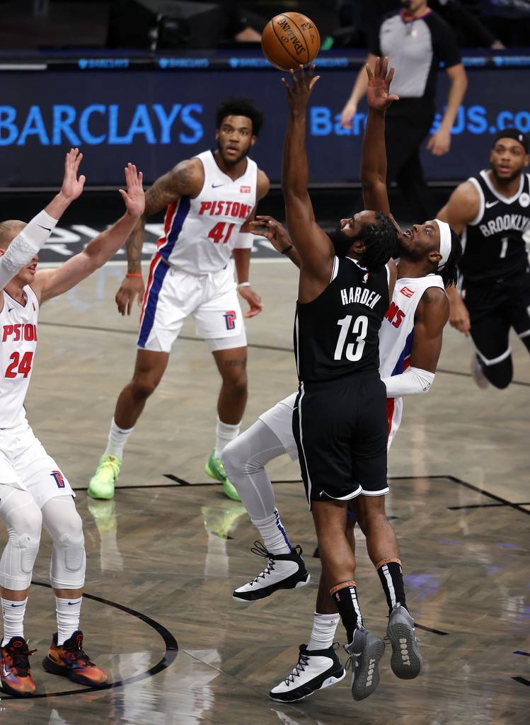 高清图:篮网擒活塞 哈登持球单打欧文快攻上篮