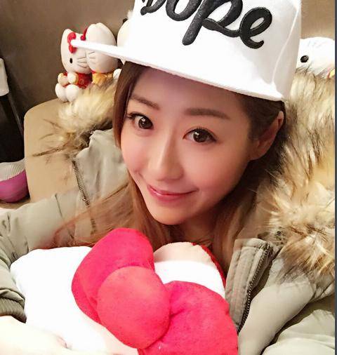 曾被雪藏8年,过气星女郎近况,穿短裤衩遛狗自夸似贵妇_李卉