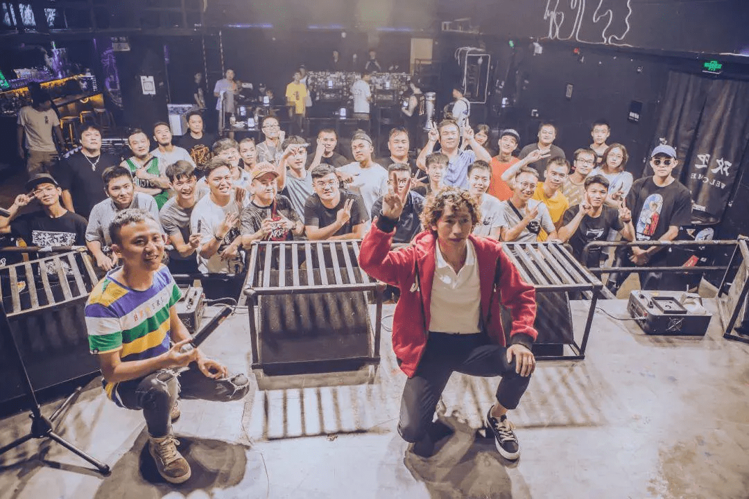 原创庞麦郎的毁灭史不认父母乱改年龄演唱会只有7人参加