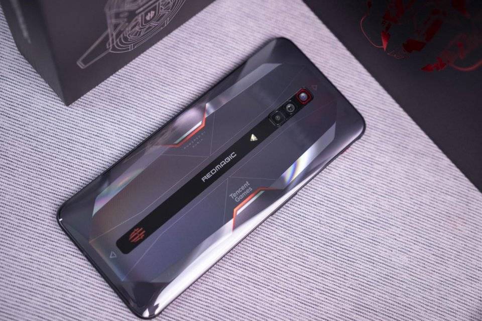 非凡的游戏体验尽在腾讯红魔游戏手机6