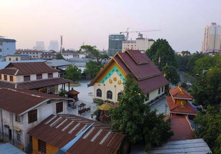 云南有个城市，三面与缅甸相连，街上随处可见缅甸人