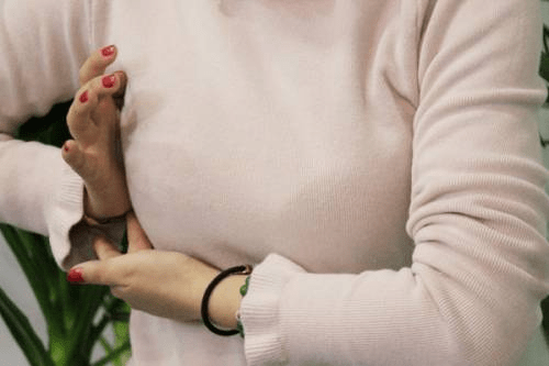 为什么有些女人来月经之前，胸部会有胀痛感？4个原因了解一下