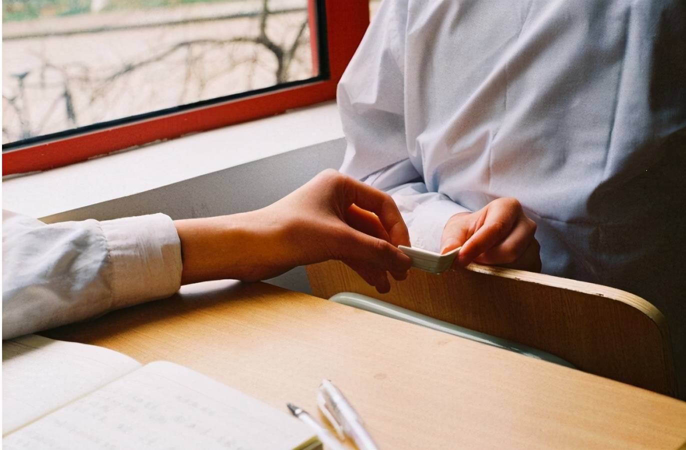 原创男孩上课收到一张小纸条居然是从老师那传来的看完害羞地笑了