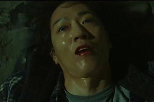 ⑴男主角池伍(金来沅饰)被李孙(金圣武饰)他们给追杀,并被李孙踹下