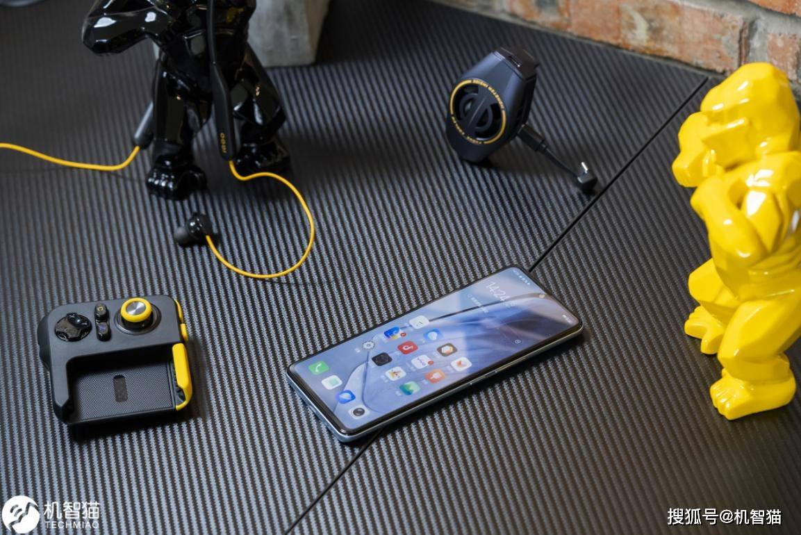 手机|iQOO Neo5抢先体验：它可能比＂游戏手机＂更适合玩游戏