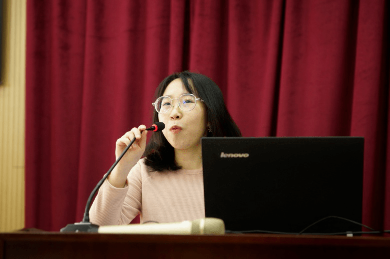 激昂的国歌乐声后,张妍语老师为学生讲述了古代的成人礼"冠礼",让学生