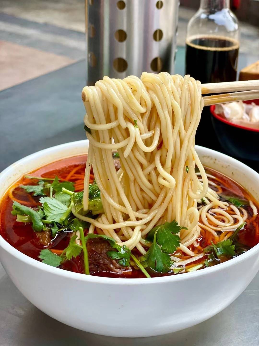 而竹林牛肉麵店的招牌秘製牛肉麵,是用牛肉原湯作湯底,是吃完麵之後連