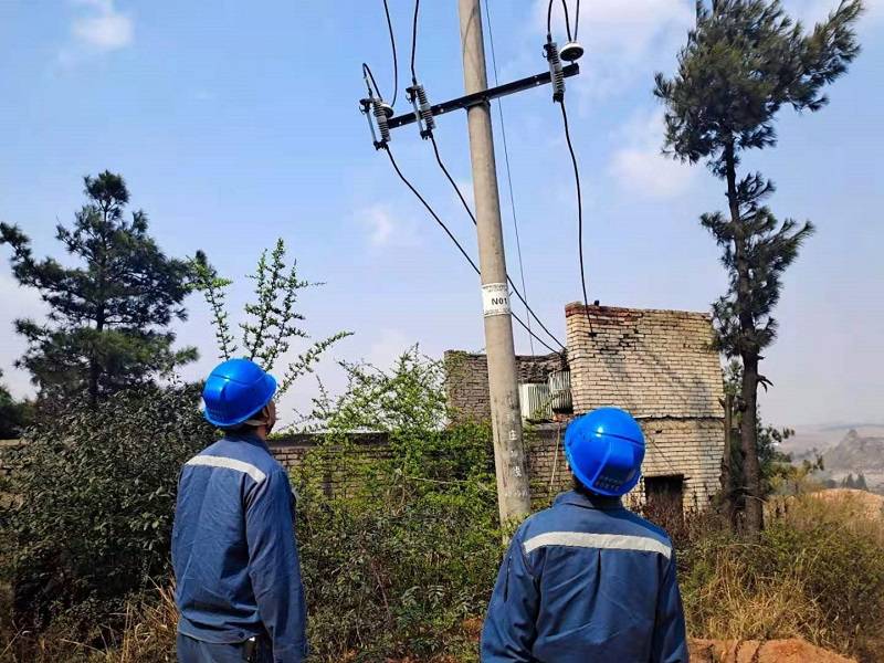 雲南曲靖陸良供電局開展春季大風天氣線路巡檢 保障電網可靠供電