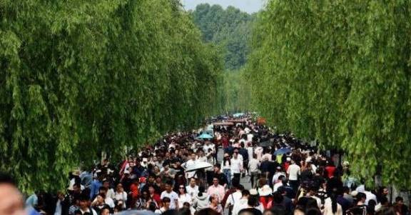 60万人挤爆西湖，果然中国只有两个景区“人山”和“人海”