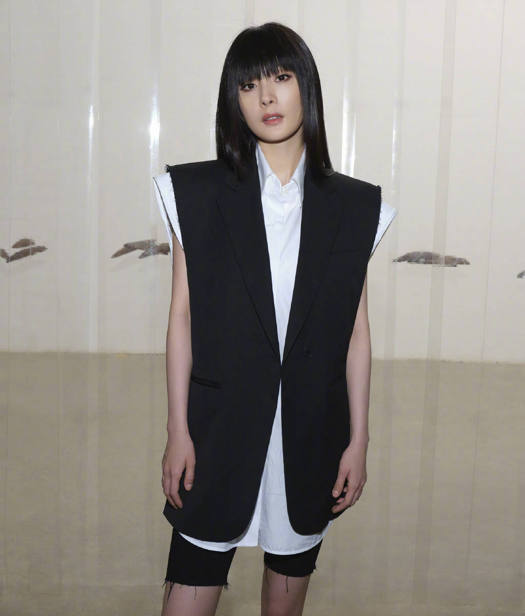 杨幂黑长直发搭配齐刘海造型出镜一身黑白配干练优雅网友直呼绝美