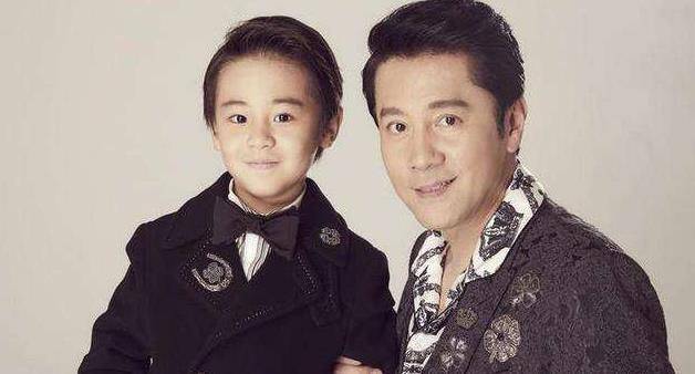 易烊千玺爸爸妈妈照片曝光 22e3cc6f9c0d4a1b80ceadc7792f5a7f.jpeg