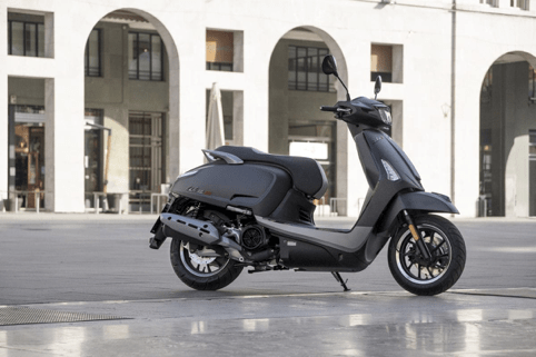 运动复古踏板摩托车光阳like125sport意大利亮相