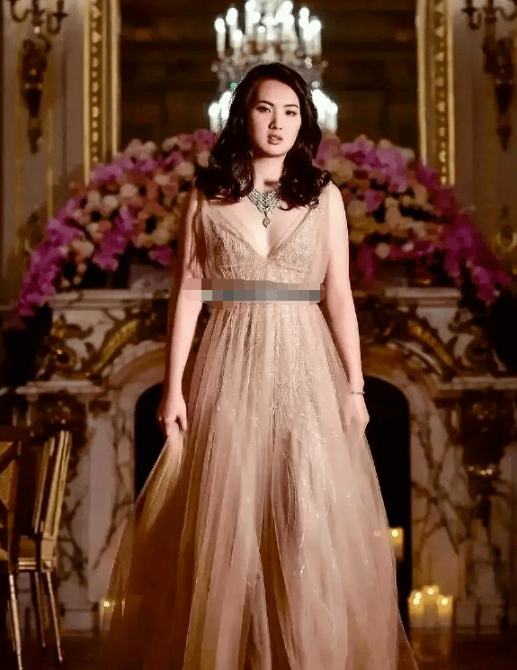 22岁姚安娜跳舞被网友评论说像猩猩在打拳在施魔法,同时也上了两次