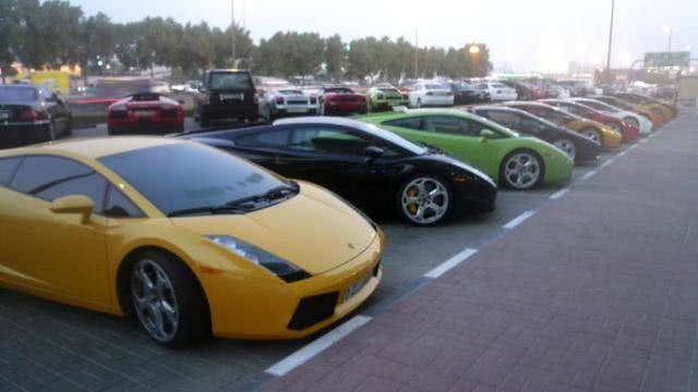 国产车遭迪拜土豪围观，比布加迪更稀罕，车尾四个字让人骄傲