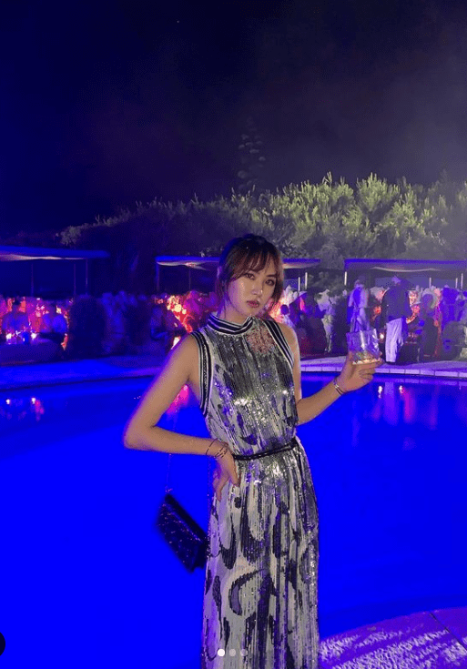 姚安娜穿露腰装衣帽间热舞,大秀纤细腰肢,舞姿被吐槽像猩猩打拳_名媛