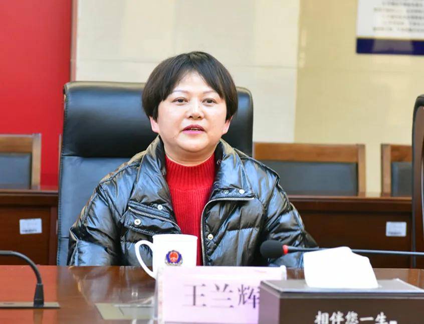 李芳有困难找警察,老百姓非常信赖警察.