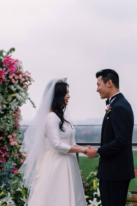 原创朱珠婚礼合照曝光郎才女貌好般配男方婚戒疑早已暴露