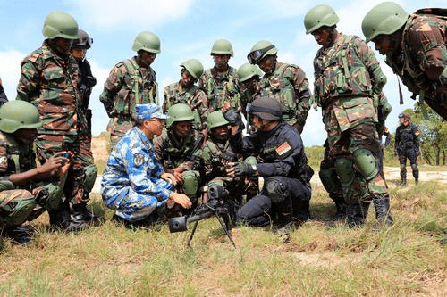 被利比亚部队打跑之后,坦桑尼亚部队的指挥官组织反攻,结局反转