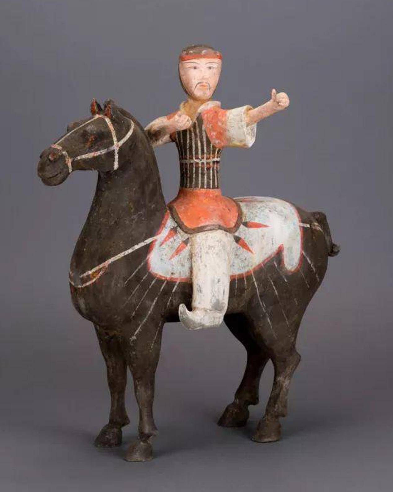 六:骑射69武事活动在秦汉的宫中也很盛行,自皇帝至从官,几乎很少没