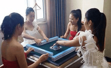 原创
每日一笑:妹子真是一胖毁所有啊,穿个婚纱都挤成这样子了