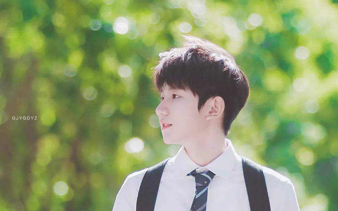 王源身上除了浓厚的少年感,阴郁气质也很重呢