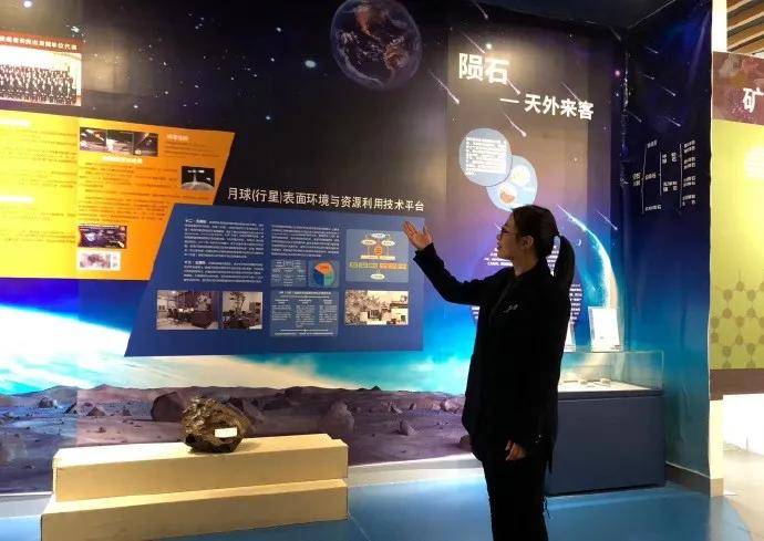 贵州陨石女猎人穿越戈壁荒漠找到600多颗星星