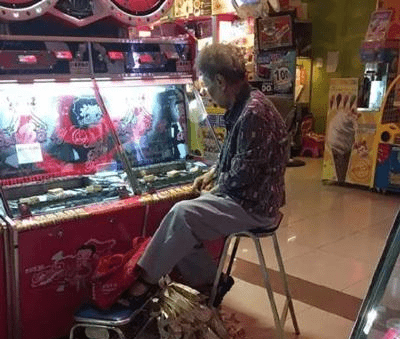 原创
每日一笑:大叔真是人生大赢家啊,开摩的都有这么好的福气呢