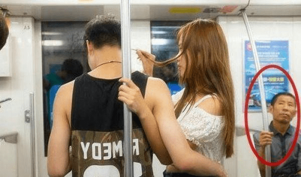 原创
每日一笑:妹子就别在这秀恩爱了,旁边的大爷是一脸的不屑啊