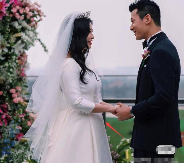 朱珠结婚高清照曝光!孕肚明显上围傲人,交换戒指时朱珠嘟嘴撒娇