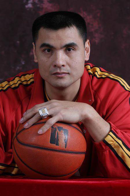 原创战神刘玉栋,在cba大杀四方,为何到国际大赛就不行了?