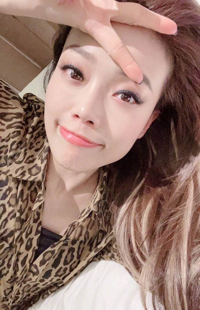 容祖儿发千万粉丝福利照 晒自拍脸上贴满爱心