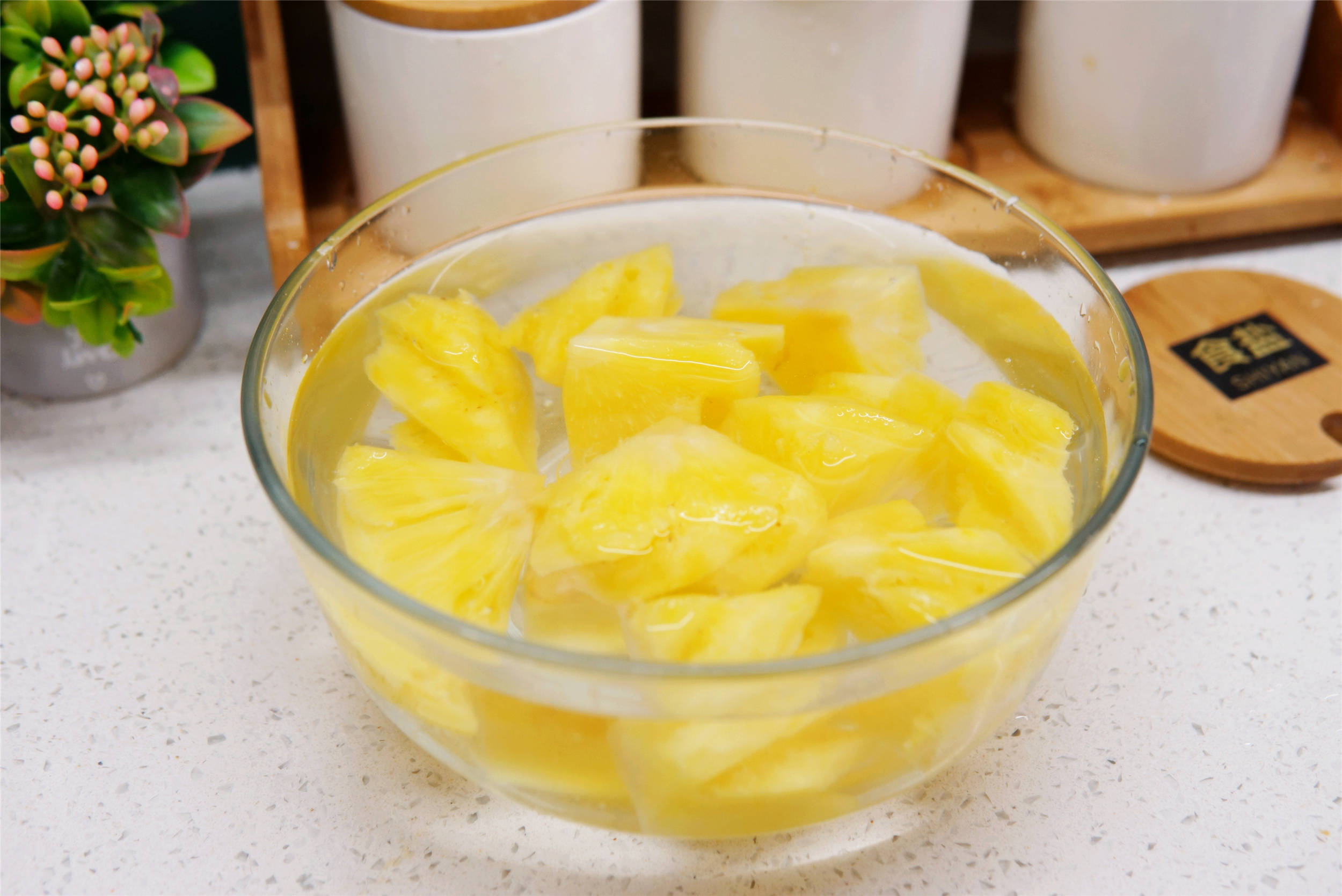 吃菠萝时：万不要直接用冷盐水浸泡！多加这1步，菠萝不涩味更甜 - 知乎