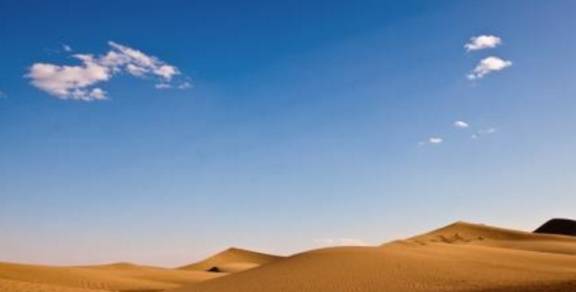 世界上最神奇的沙漠：降雨量超大沙都是白的，遍地是湖泊鱼虾成群