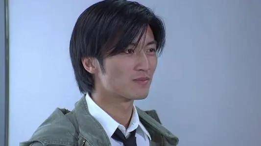27岁拍《男儿本色》时,冒着残废的代价,生生地撞向行驶中的巴士.