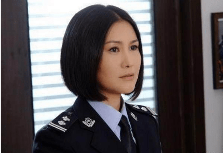 知名导演迎娶小23岁 “最美警花”，如今警花年过半百为夫守寡
