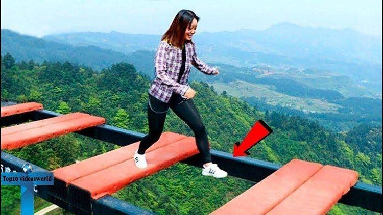 中国第一恐怖景点，建在150米高空中的楼梯，不怕踩空掉下悬崖？