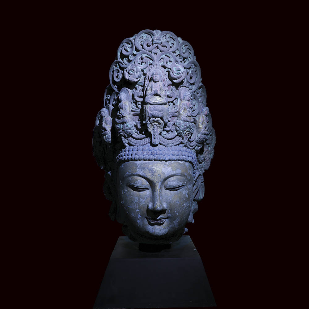 此尊石佛首,其规格,形制都颇具规模,佛像头形饱满,脸颊的轮廓线有弹性