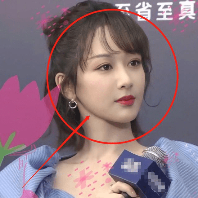 杨紫出席活动全程无美颜镜头拍摄颜值高不高一目了然她火决不是偶然