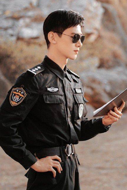 的医生,同时白敬亭饰演的邢克垒是一个特警战队的大队长别提有多帅气