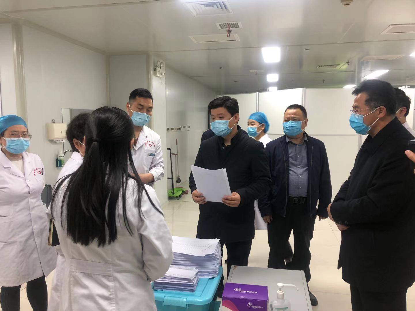 临渭区政府副区长李少博莅临渭南市第一医院调研疫情防控和新冠疫苗