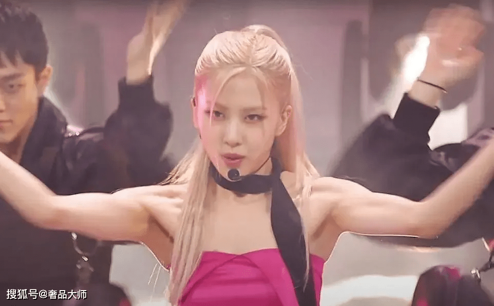 韩团员rose除了穿ysl,还喜欢什么奢侈品服饰