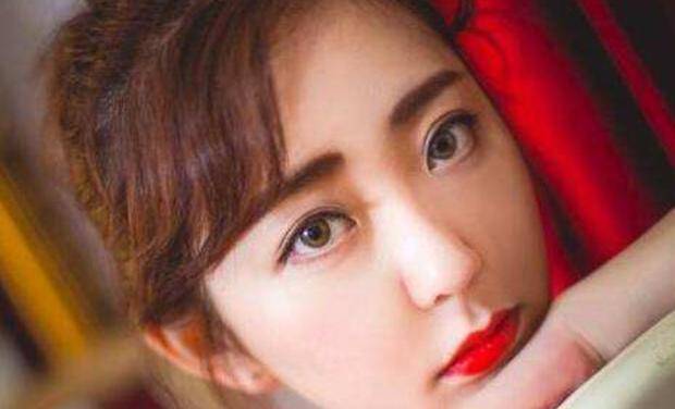 而且我们从她近些日子的个人照来看的话,张辰的小日子也还是过的挺