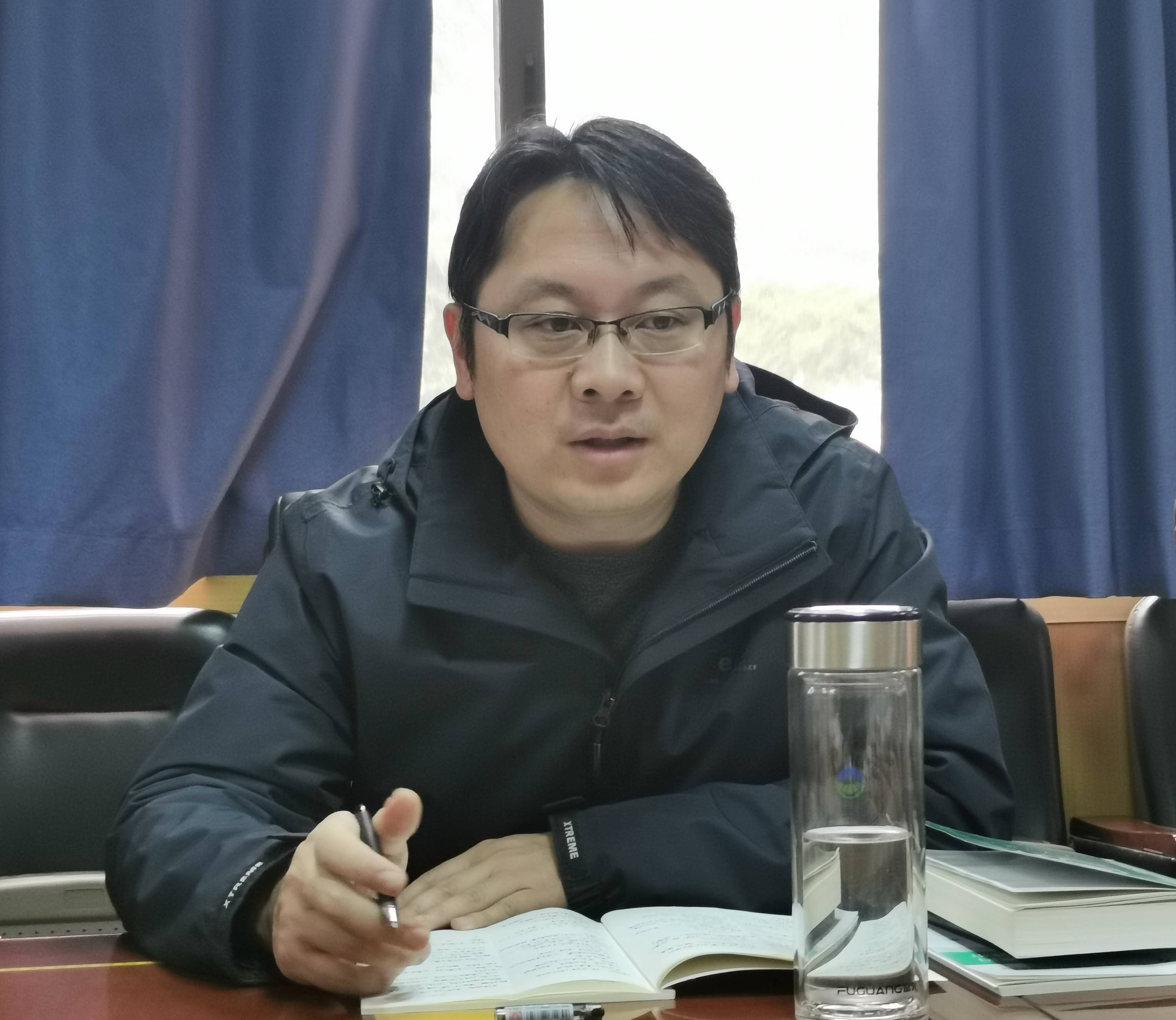 郑州市第二初级中学校长姜波谈感受并向与会干部提工作要求他表示