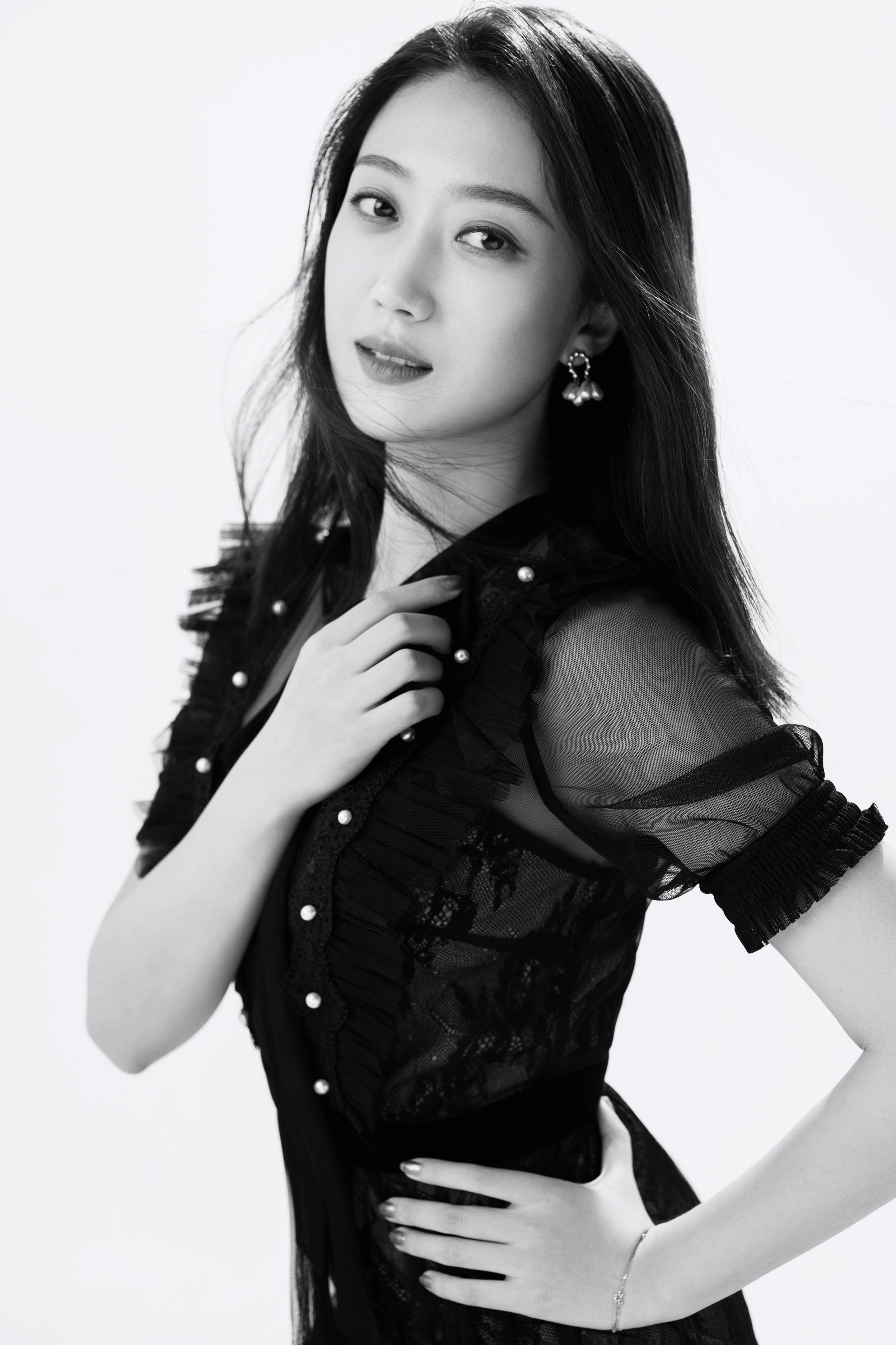 杨小米黑白剪影尽显曼妙身材