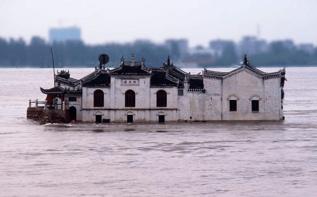 屹立长江江心700年，洪水淹没无数次都不倒，号称万里长江第一阁