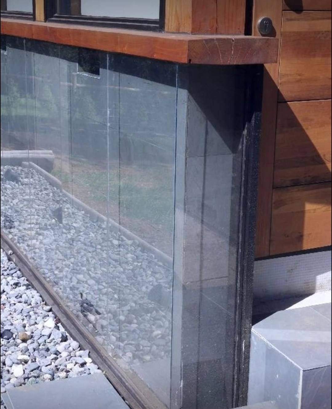 国外房子外面装个玻璃罩,一年四季温暖如春?网友:夏天变蒸笼