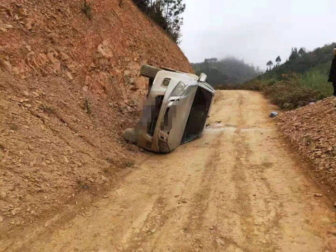 一车在文山州侧翻!吊车施救时,也翻了!