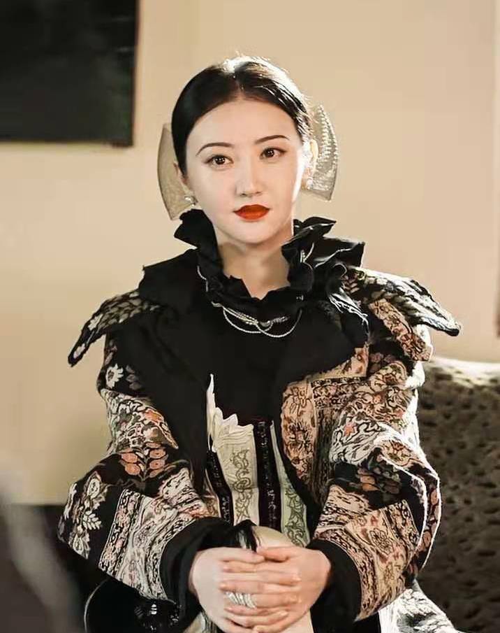 《司藤》原定女主也很美,同样是旗袍女王,可惜没有景甜那个韵味